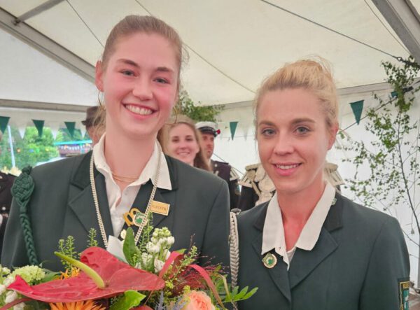 Damenkönigin   Lara Ockenfels mit Adjutantin Sandra Nehl